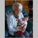 15 Levin beim Urgrossmami.JPG